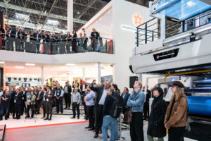 Einhundert Messebesucher stehen dicht gedrängt auf einem Messestand von Windmöller und Hölscher auf der K-Messe