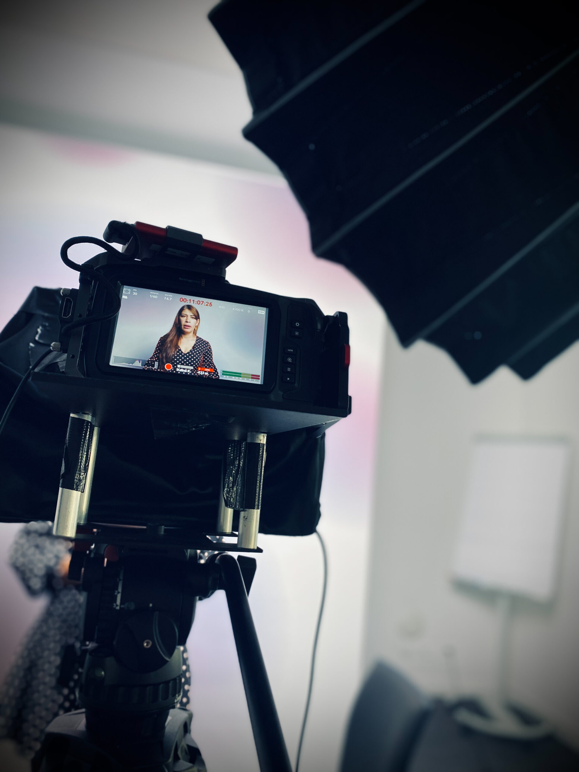 Kameramonitor zeigt eine ausgeleuchtete Frau für ein Webmeeting im Livestream