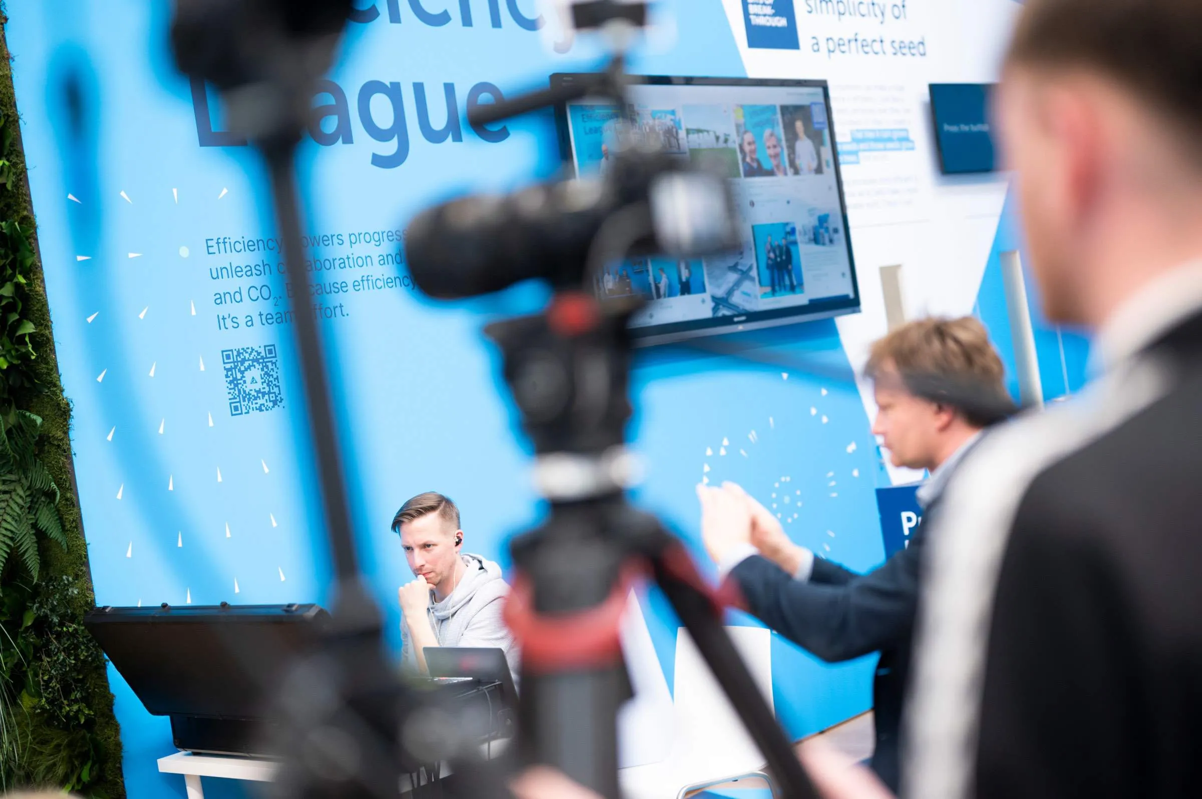 Kameramann und Regie am Stand eines Ausstellers auf der Hannover-Messe bei einem Livestream