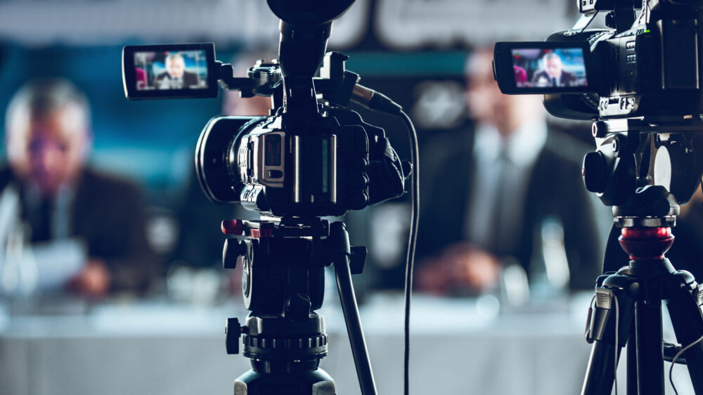 Zwei Kameras übertragen eine Pressekonferenz live