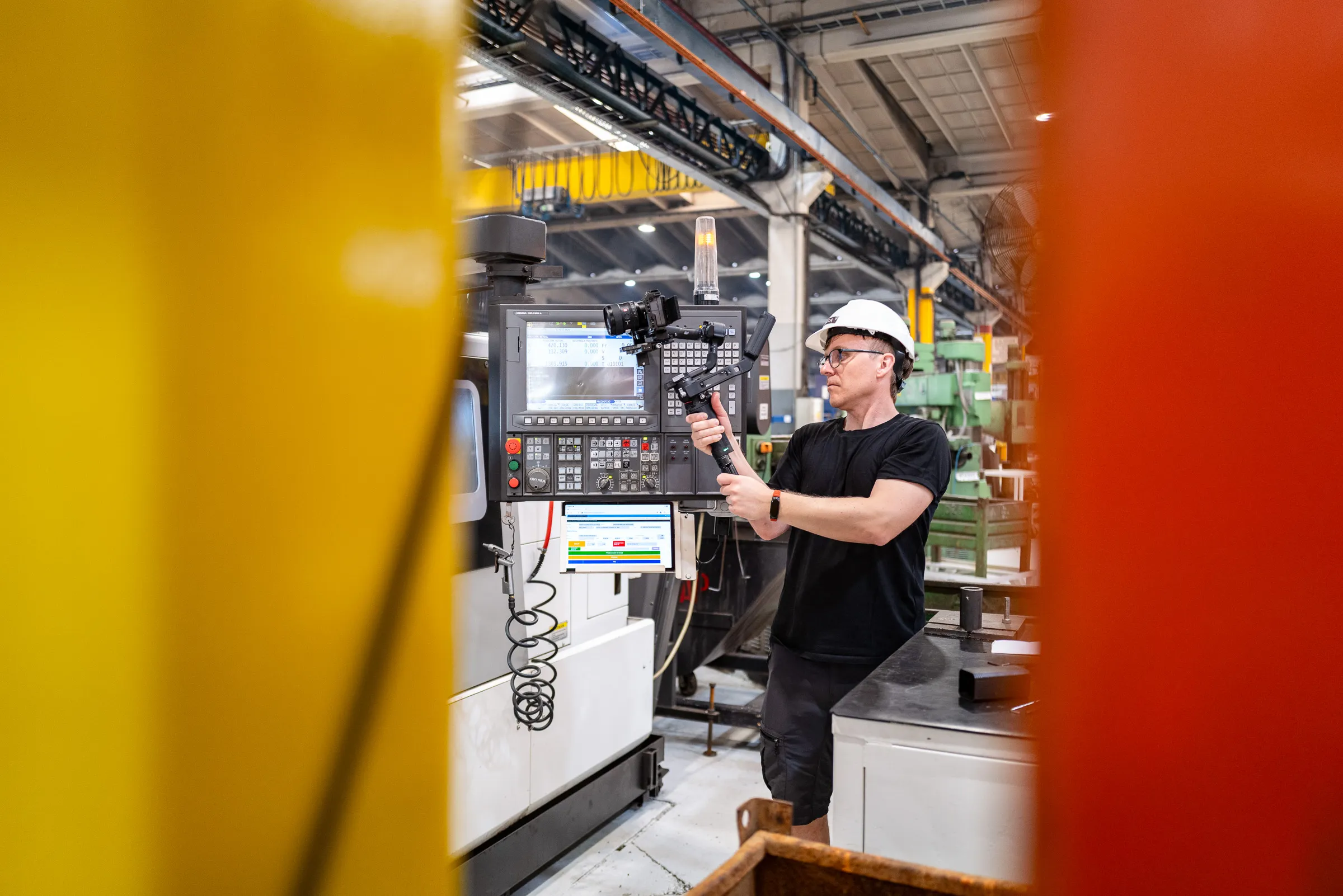 Ein Kameramann mit Gimbal filmt die Produktion von Landmaschinen in Argentinien