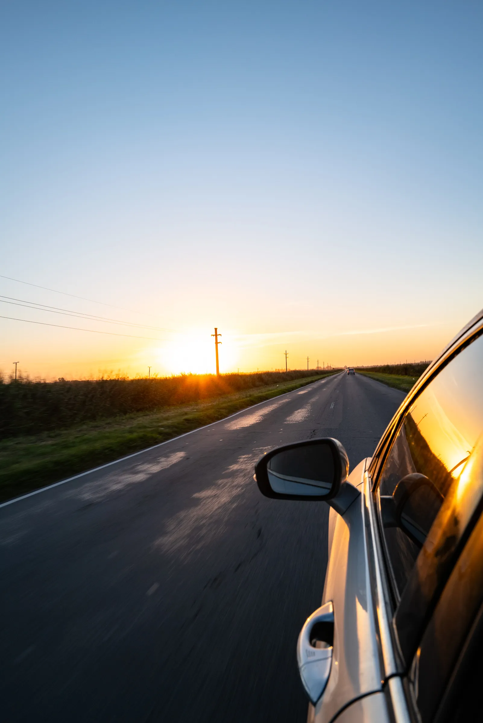 Sonnenuntergang aus einem fahrenden Auto in Argentinien.