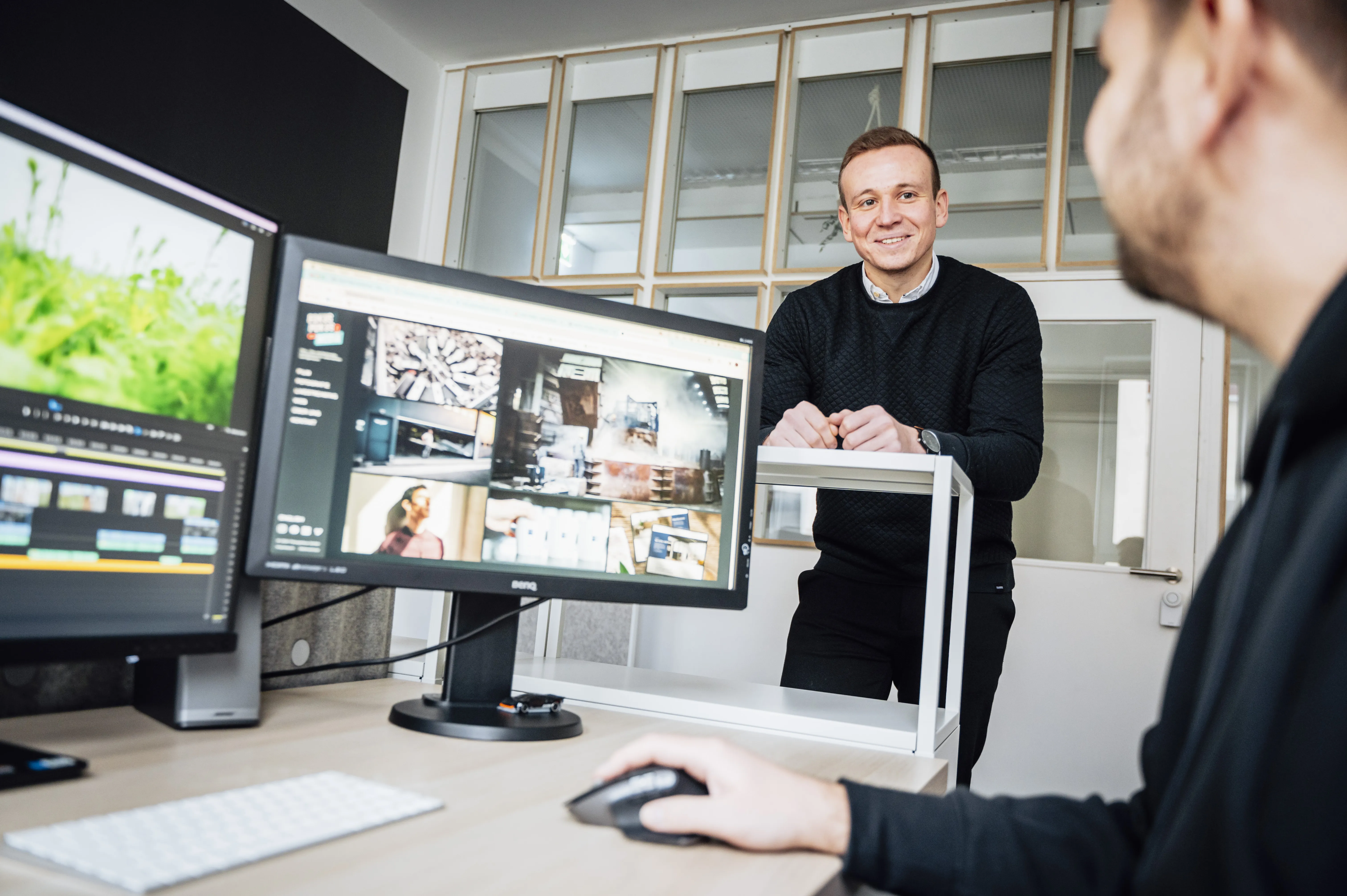 Ein Kunde bespricht die Postproduktion für einen Imagefilm bei Fokuspokus Media.