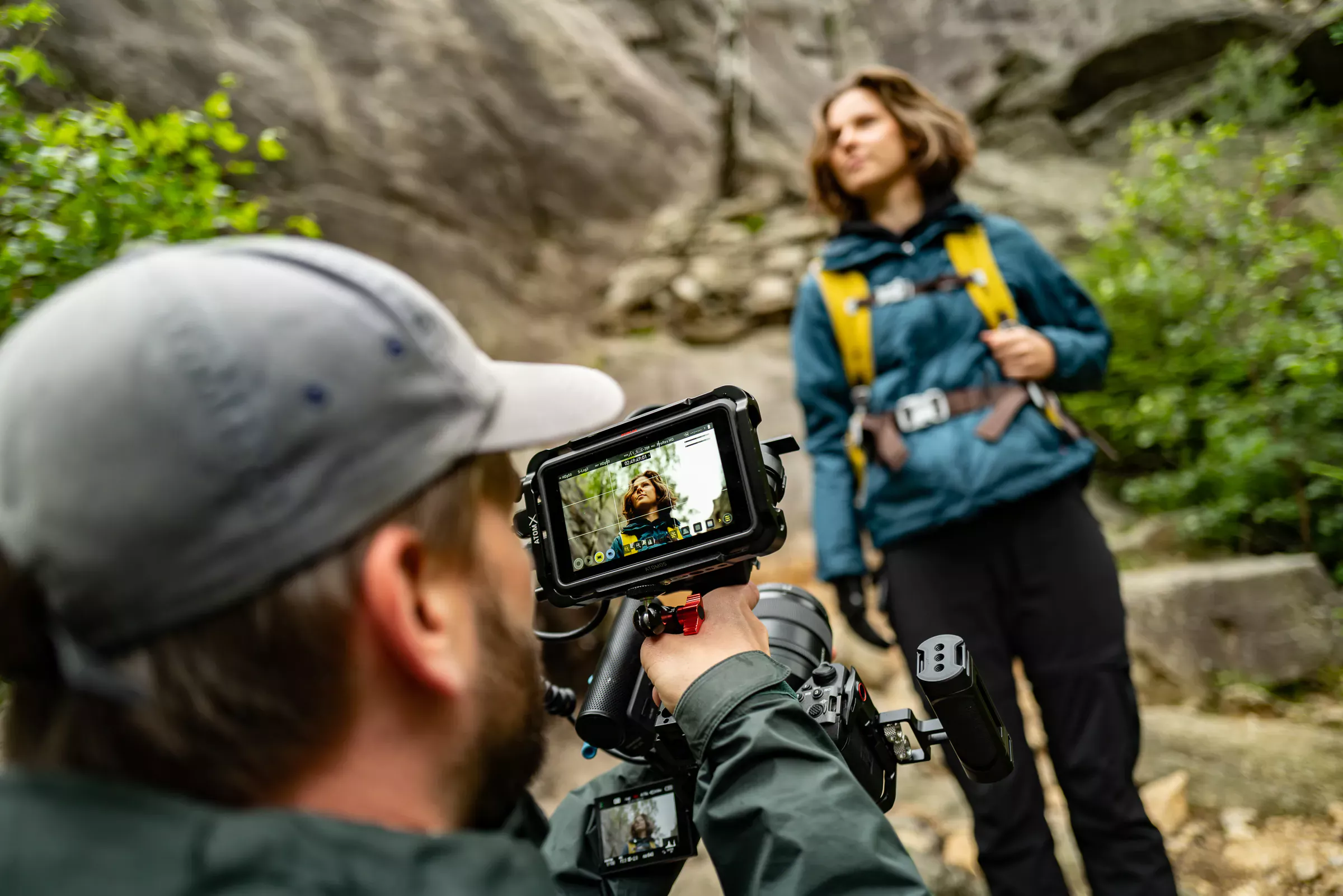 Ein Kameramann filmt ein Model in der Natur für einen Werbefilm in Bielefeld.