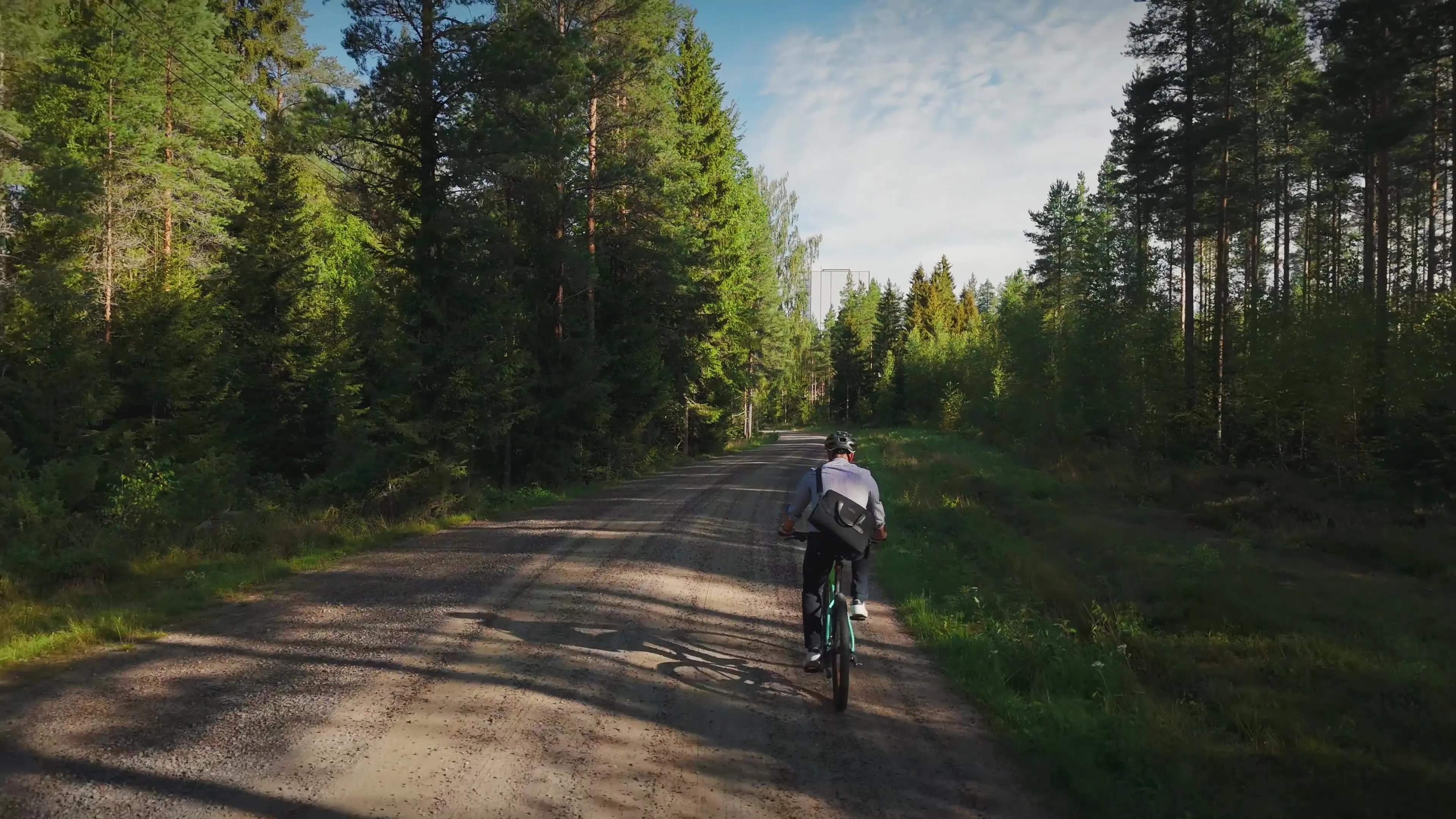 Protagonist auf einem Fahrad im Wald in Finnland