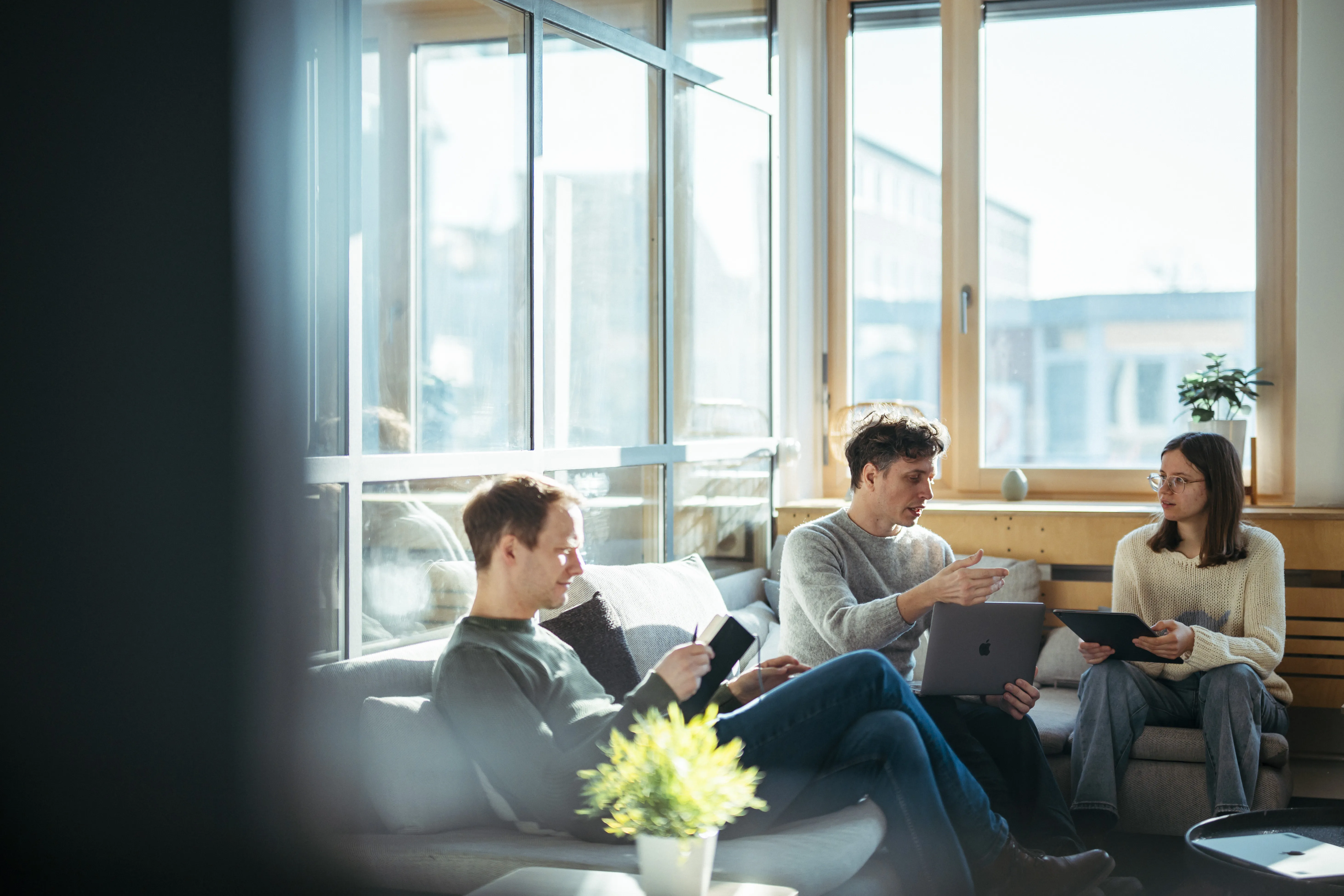 Das Team von Fokuspokus Media bei einer Besprechung zu einem Projekt