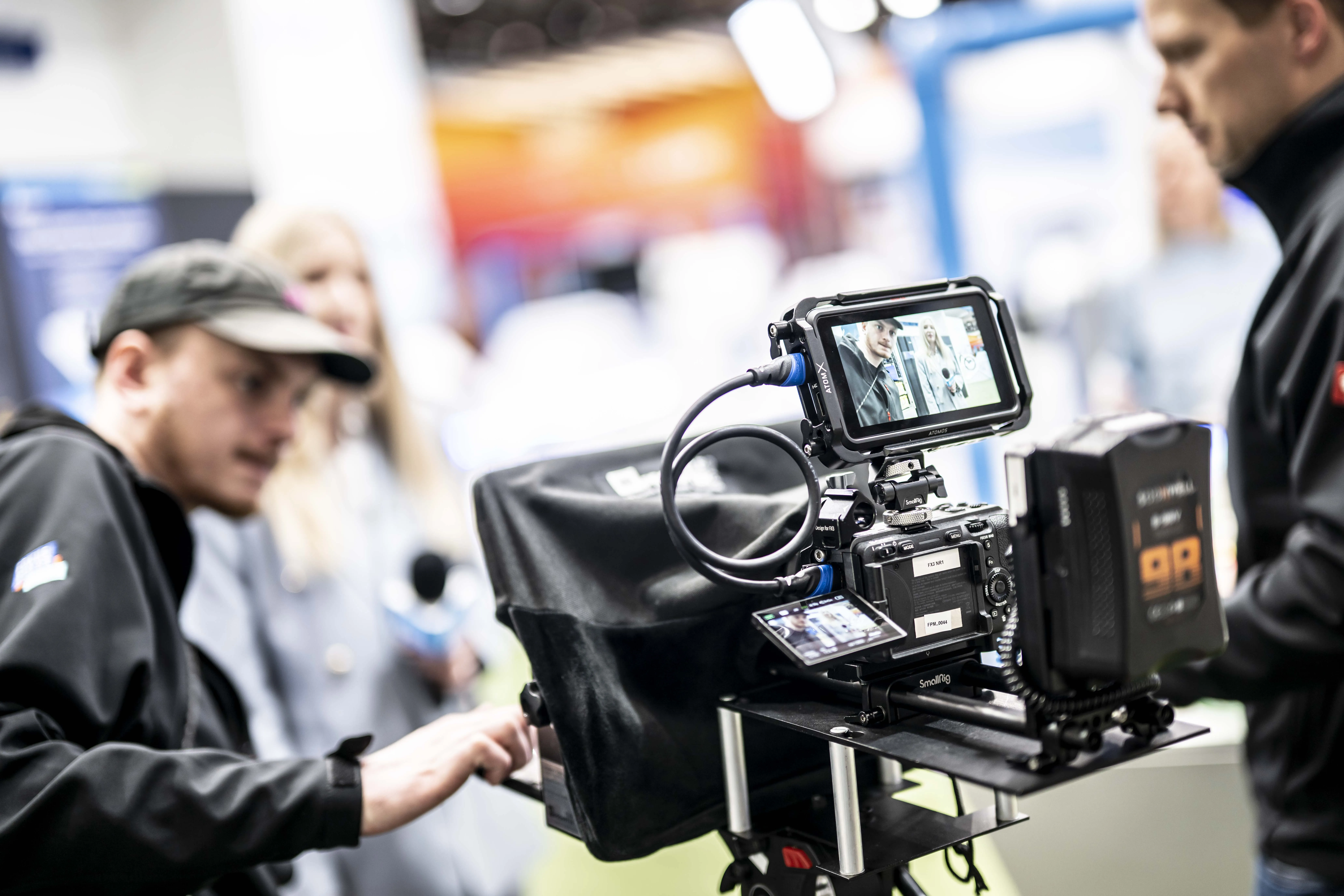 eine Kamera scharf im vordergrund auf einem Messestand auf der Hannover Messe
