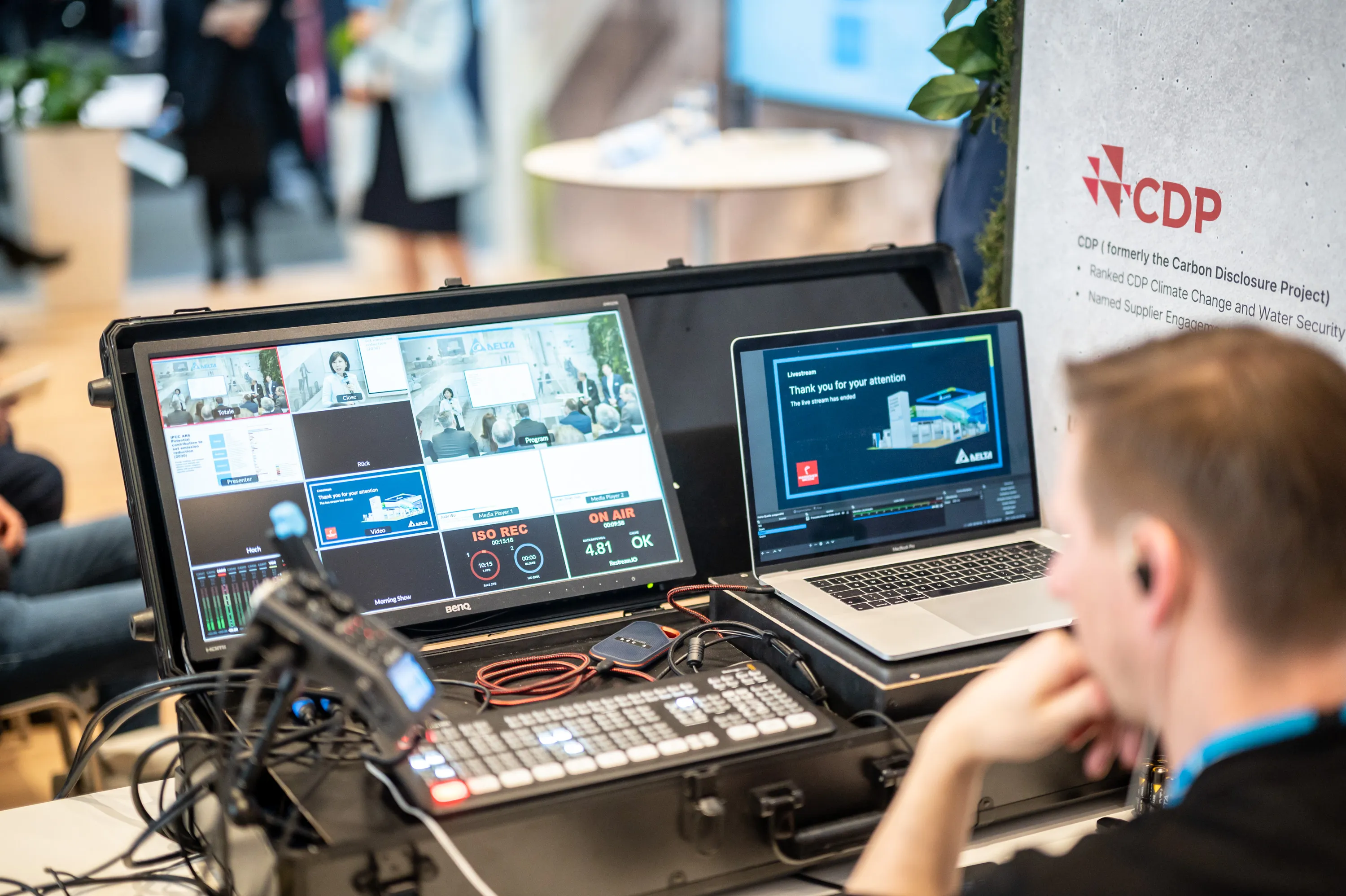 Ein Streamingoperator bei der Bildmischung für einen Livestream auf einer Messe