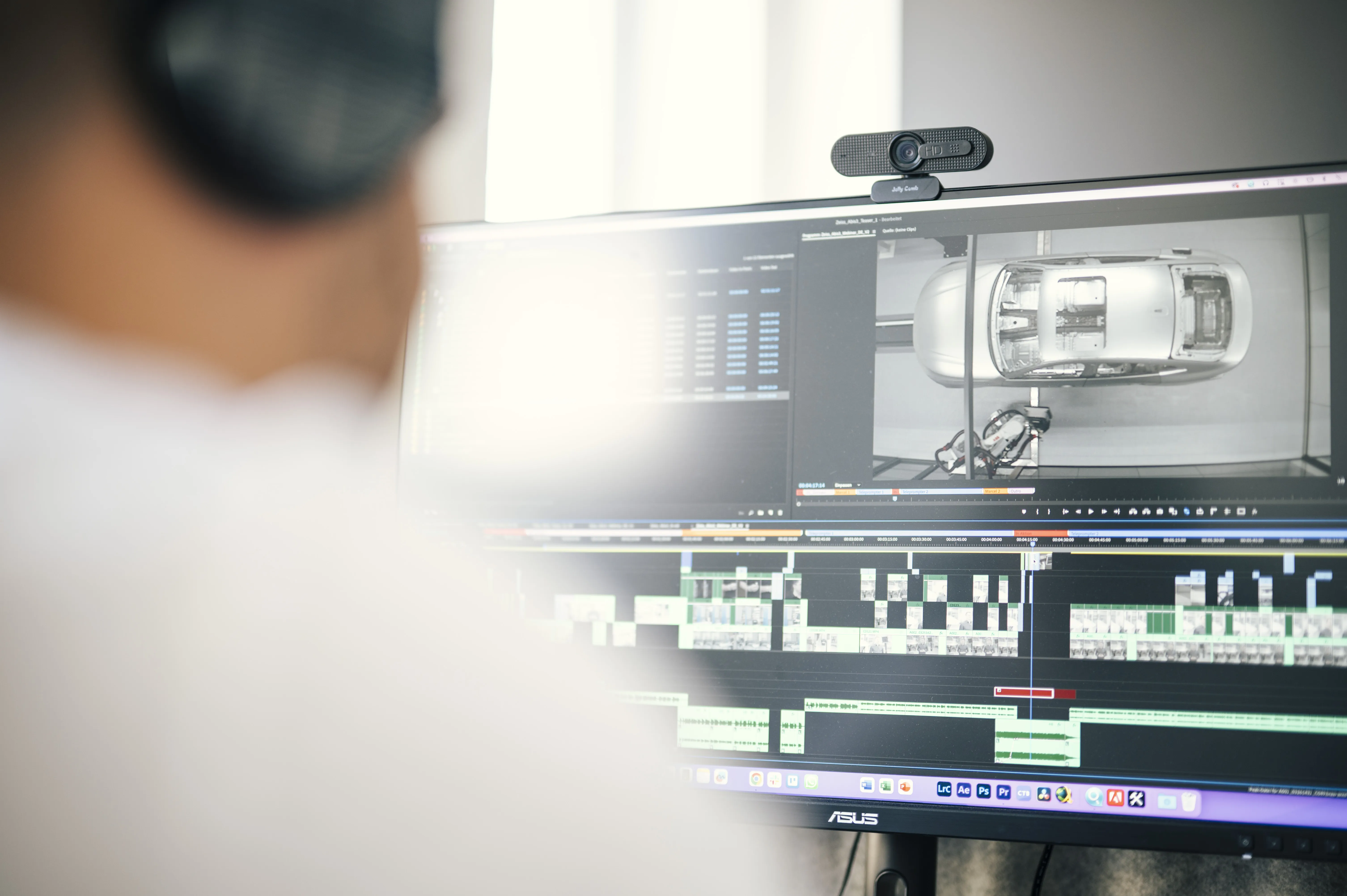 Cutter beim Videoschnitt für eine Filmproduktion von Fokuspokus Media