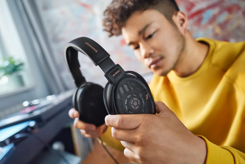 Mann betrachtet die offene Hörmuschel des Sennheiser HD 660S2