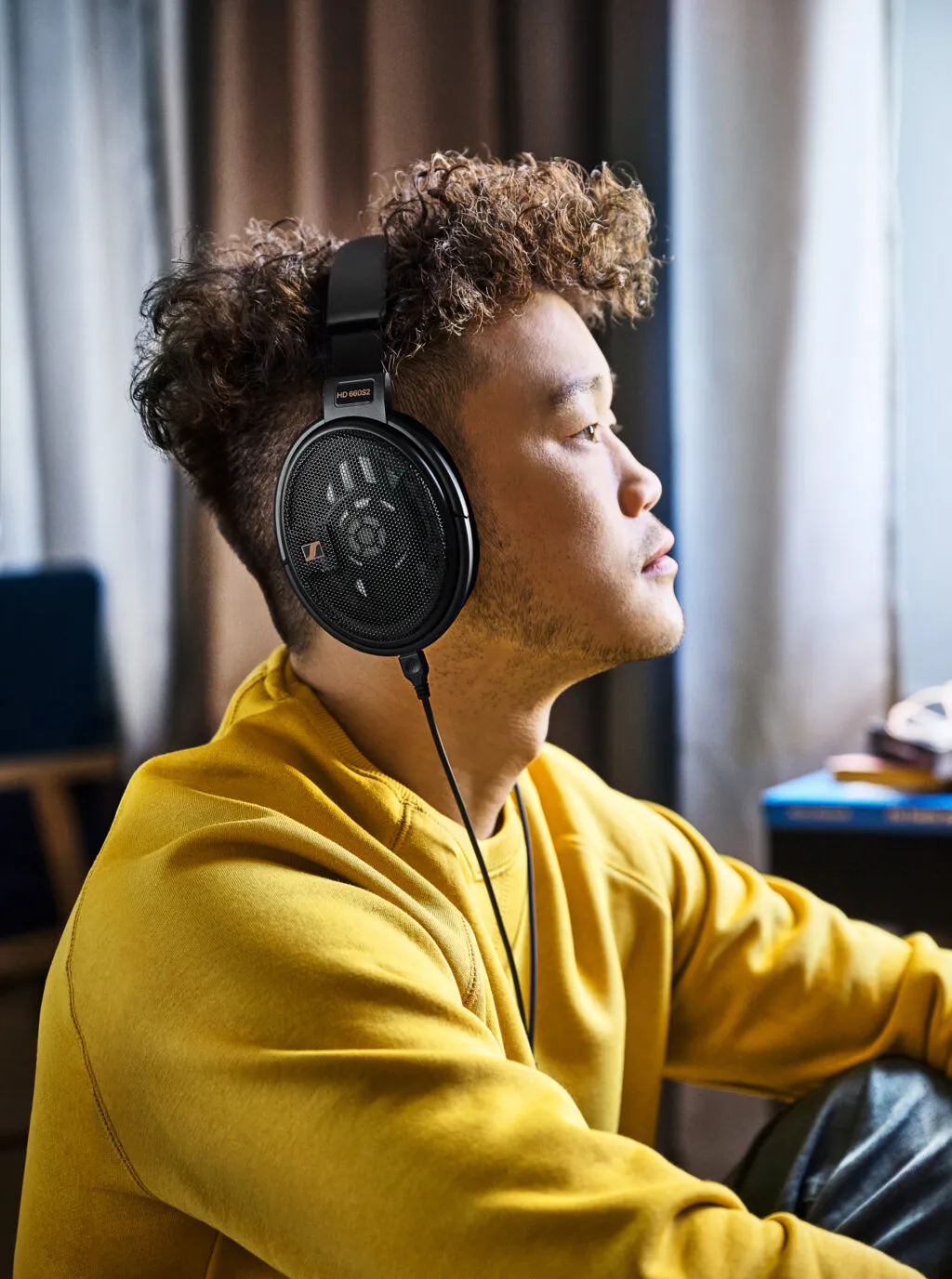 Seitliches Porträt eines Mannes mit Sennheiser HD 660S2 Kopfhörer