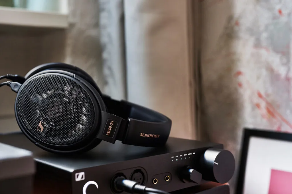 Sennheiser HD 660S2 Kopfhörer auf einem Kopfhörerverstärker