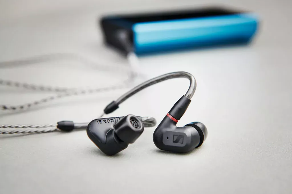 Sennheiser IE 200 In-Ear-Kopfhörer mit geflochtenem Kabel auf einem Tisch