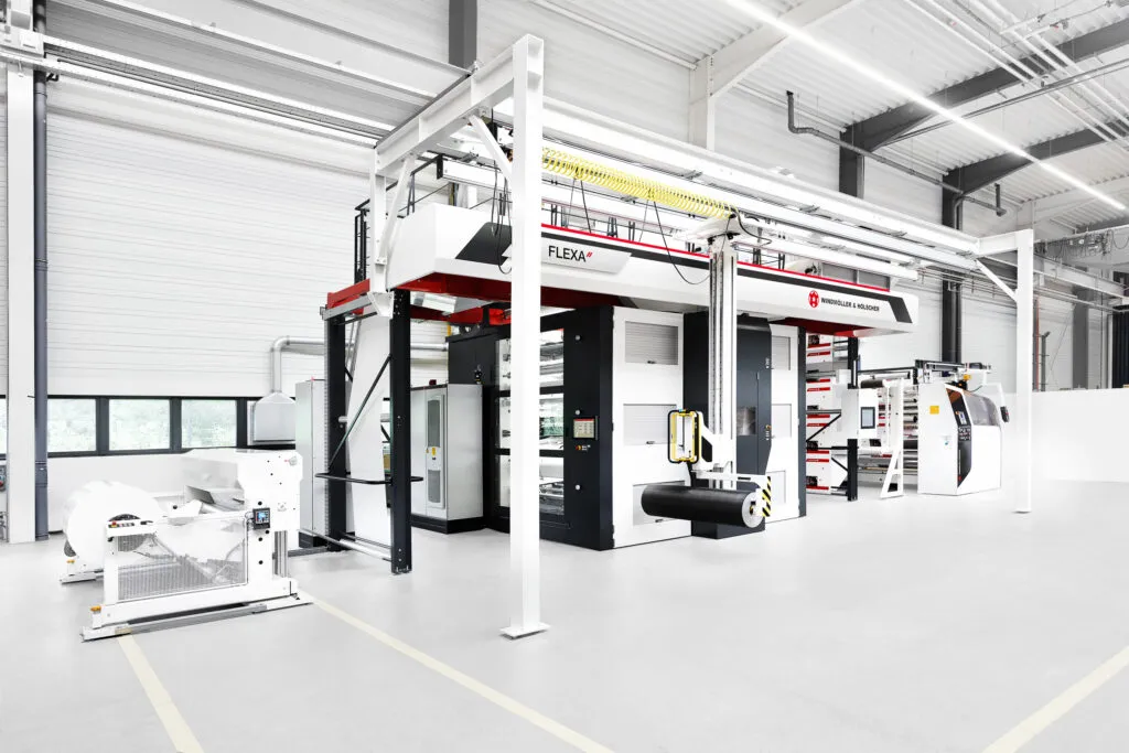 Industrieanlage von Windmöller & Hölscher mit Materialzuführung und großer Materialrolle