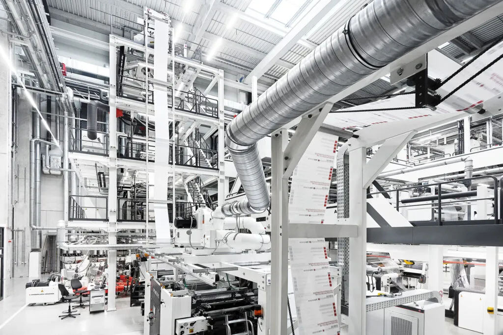Große mehrstöckige Produktionsanlage von Windmöller & Hölscher in einer Industriehalle