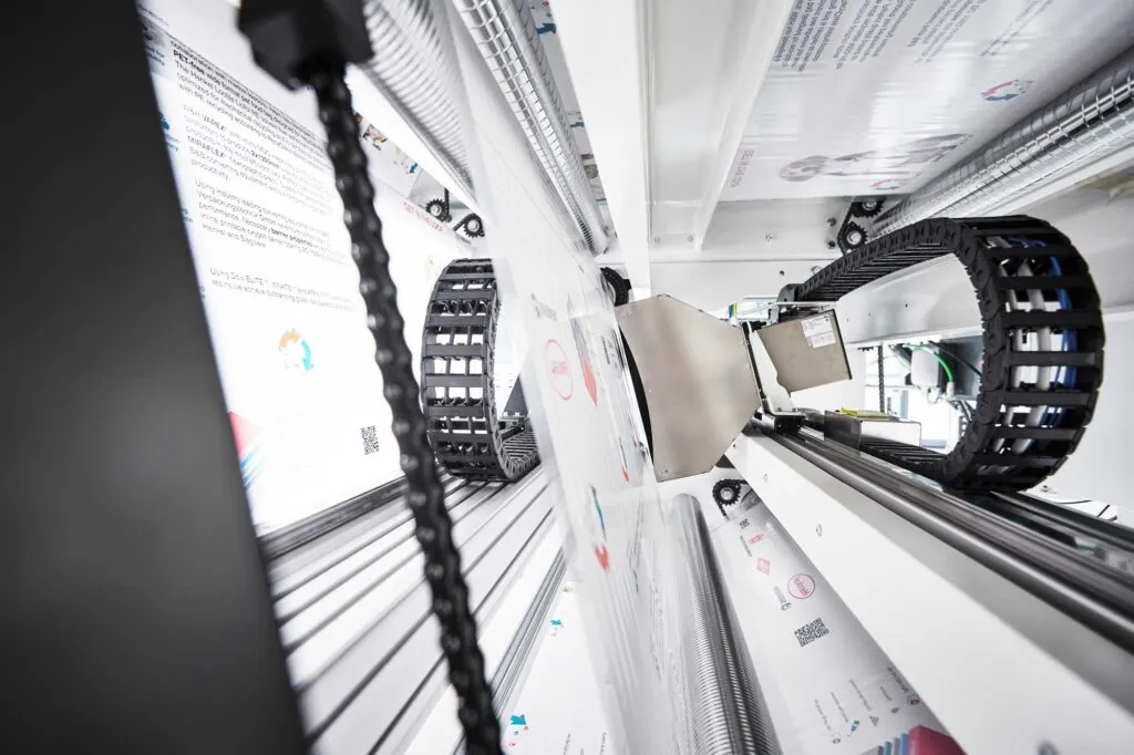 Bedruckte Materialbahn innerhalb einer Maschine von Windmöller & Hölscher