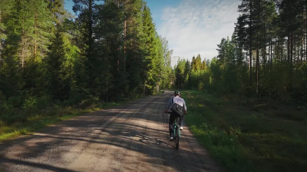 Protagonist auf einem Fahrad im Wald in Finnland