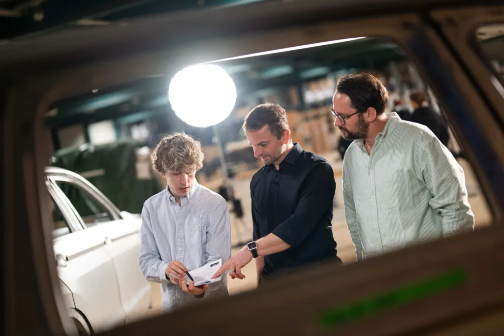 Projektmanager und Kunde im Gespräch auf einem Filmdreh