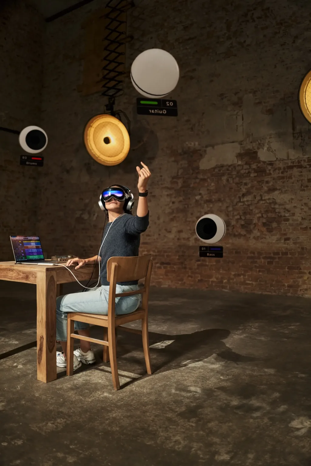 Frau steuert mit Neumann VIS und Apple Vision Pro räumliche Klangquellen im virtuellen Studio