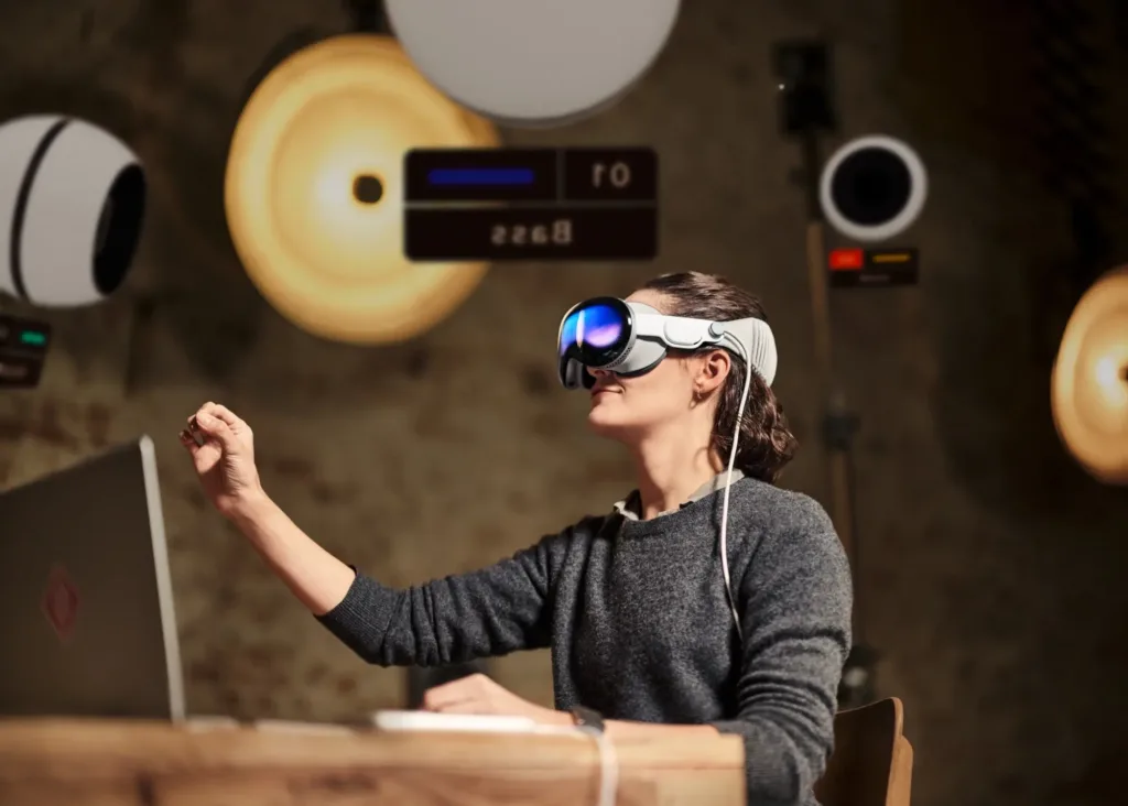 Anwenderin positioniert mit Neumann VIS eine virtuelle Klangquelle per Handbewegung