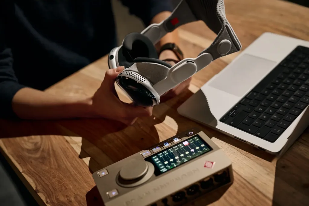 Apple Vision Pro neben Laptop und Neumann MT 48 Audio-Interface