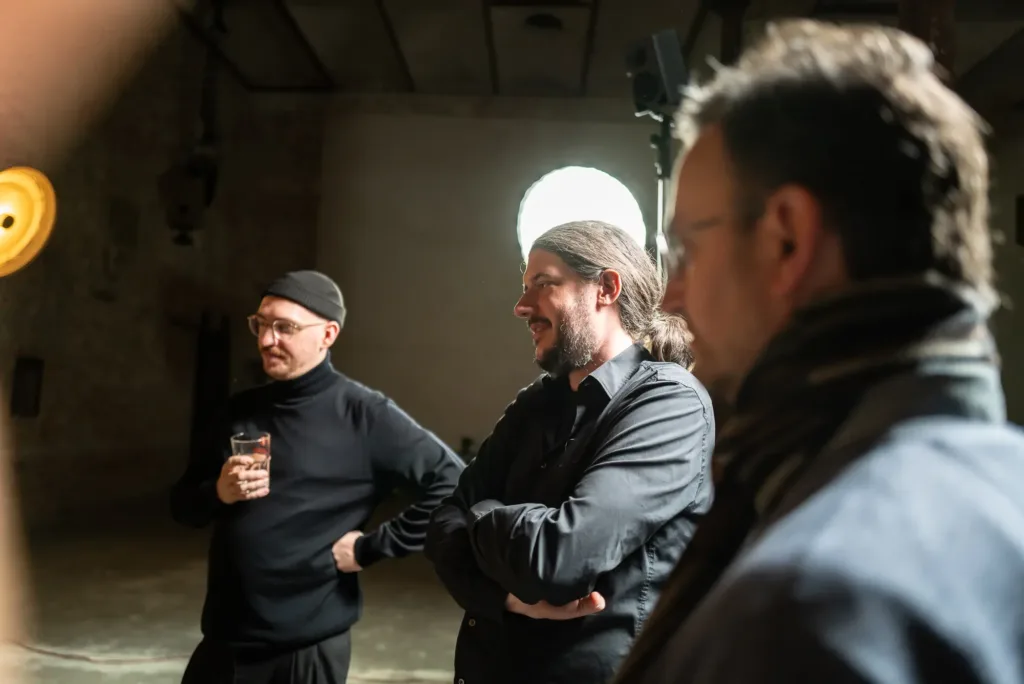 Kreativ- und Produktionsteam bei der Abstimmung am Neumann-VIS-Filmset
