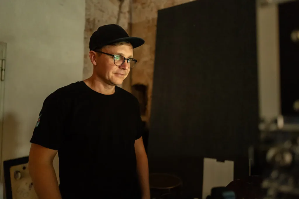 Mitglied des Produktionsteams bei der Bildkontrolle am Filmset