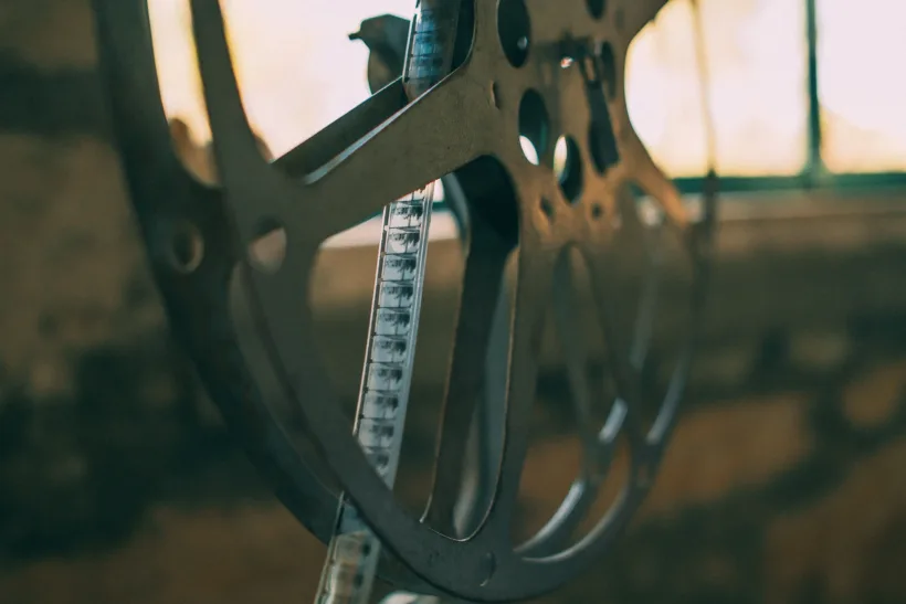 16-mm-Filmstreifen auf einer großen Metall-Filmrolle