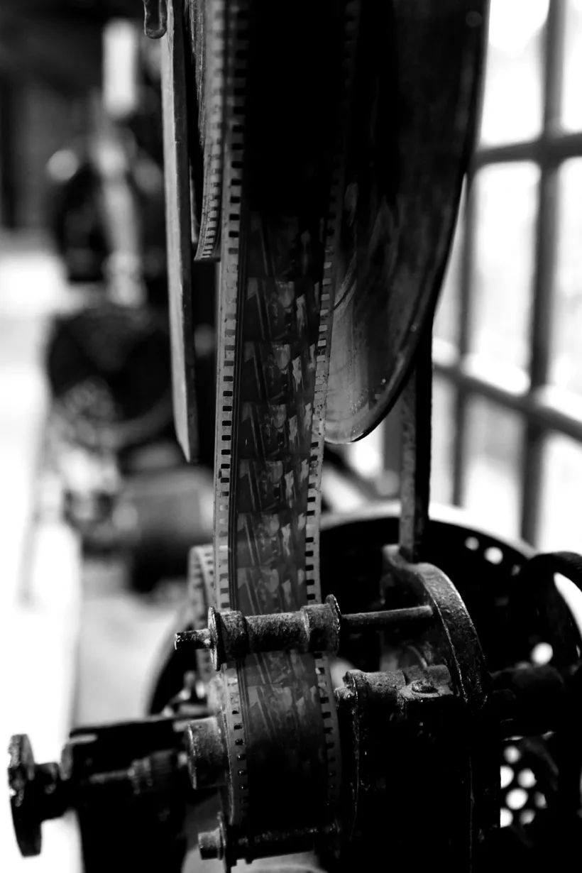 35-mm-Kinofilm mit beidseitiger Perforation in einem analogen Filmprojektor