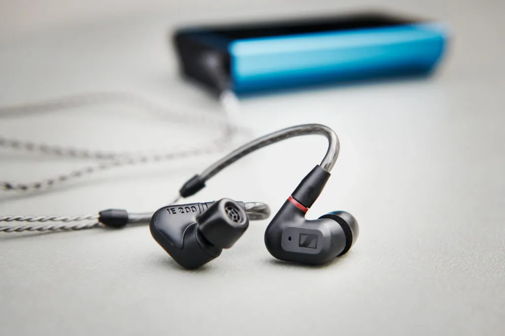 Sennheiser IE 200 In-Ear-Kopfhörer mit geflochtenem Kabel auf einem Tisch