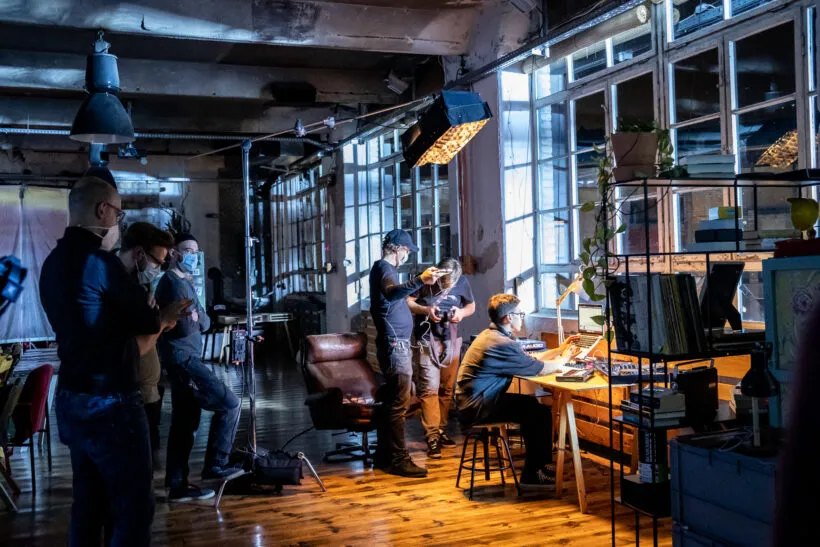 Ein ausgeleuchtetes Filmset in einemm Industrieloft