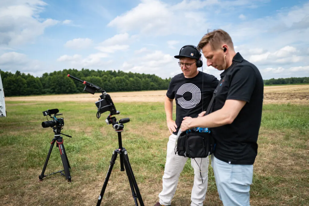 Kunde und Produzent vor einem Bildsschirm bei Drohnenaufnahmen für eine Medienproduktion