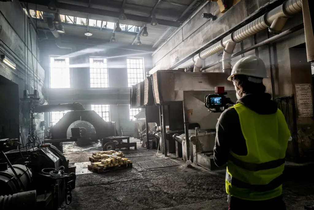 Fotograf bei einer Fotoproduktion in einer Industrieanlage