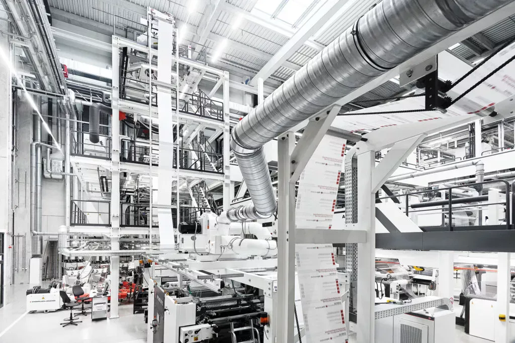 Große mehrstöckige Produktionsanlage von Windmöller & Hölscher in einer Industriehalle