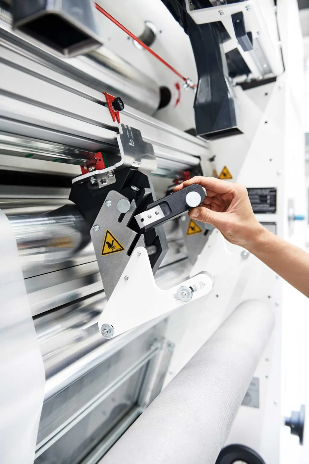 Detailaufnahme rotierender Walzen in einer Druckmaschine von Windmöller & Hölscher