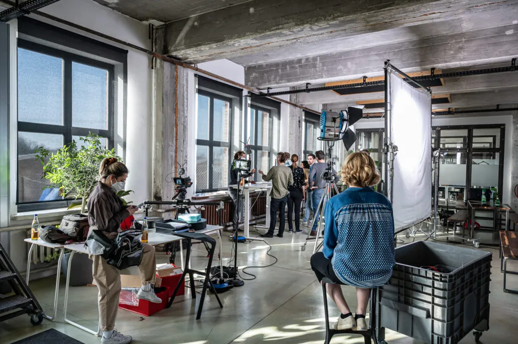 Die Crew einer Medienproduktion bei einem Dreh für einen Imagefilm.
