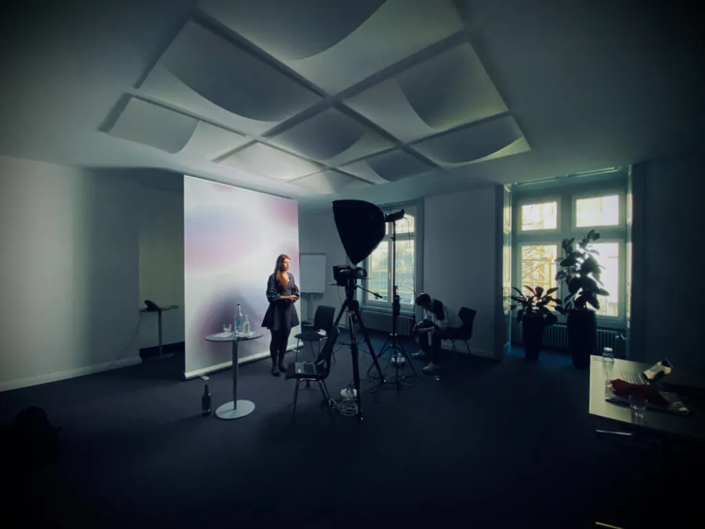 Ausgleuchtete Person für ein Webmeeting im Livestream