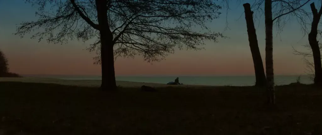 Szene aus einem Film bei Tageslicht mit eingefügtem Sonnenaufgang durch color grading
