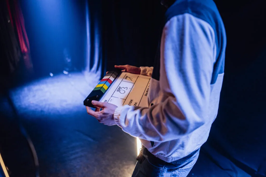 Bei einer Filmproduktion in Hannover hält ein Assistent am Filmset eine Filmklappe in der Hand.