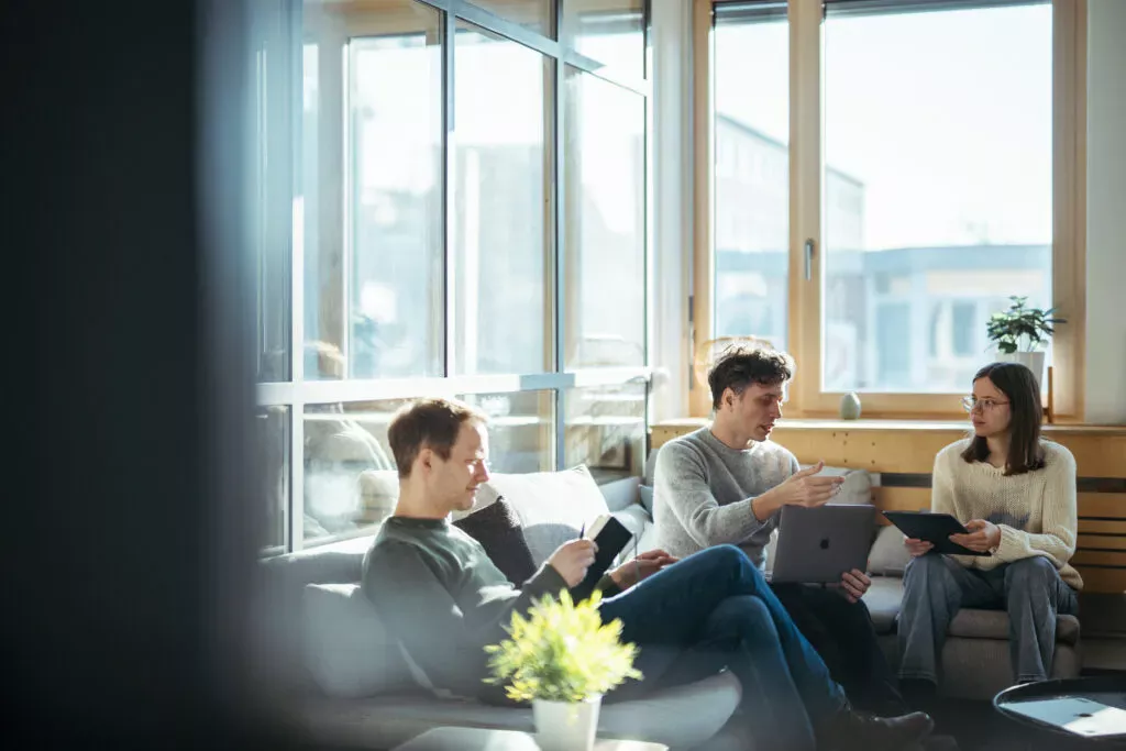 Das Team von Fokuspokus Media bei einer Besprechung zu einem Projekt