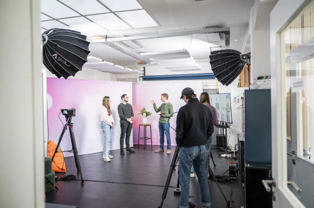 Eine Gruppe von Menschen in einem ausgeleuchteten Studio von Fokuspokus Media