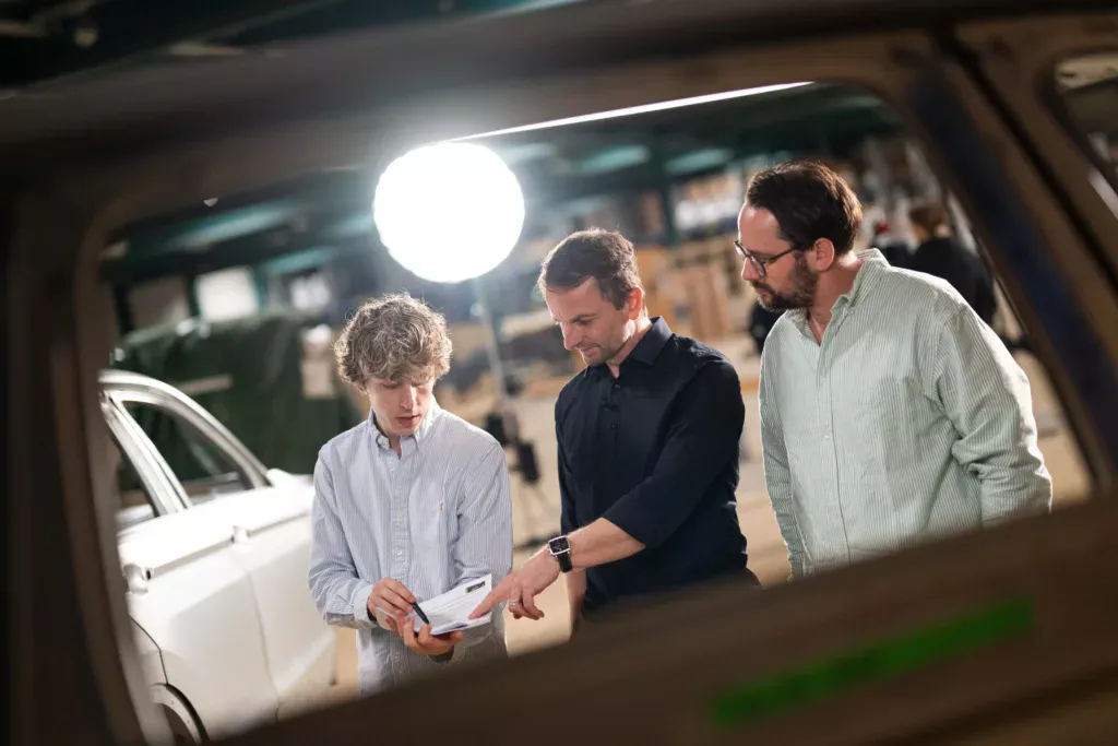 Projektmanager und Kunde im Gespräch auf einem Filmdreh