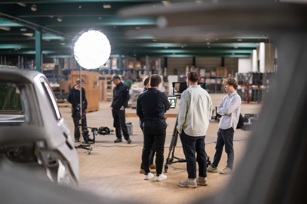 Filmcrew auf einer Videoproduktion in einer Lagerhalle