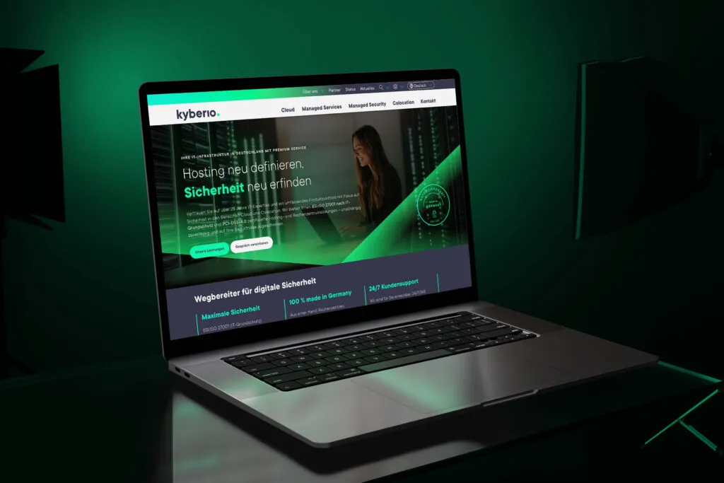 Eine Webseite auf einem Notebook. Im Hintergrund leuchtet grünes Licht im gleichen Farbton wie die Webseite.