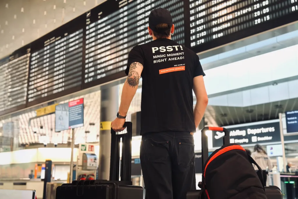 Ein Mitarbeiter von Fokuspokus Media am Flughafen in Hannover
