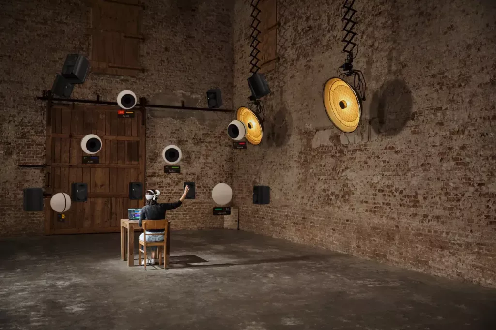 Neumann VIS visualisiert räumliche Klangquellen rund um eine Anwenderin mit Apple Vision Pro