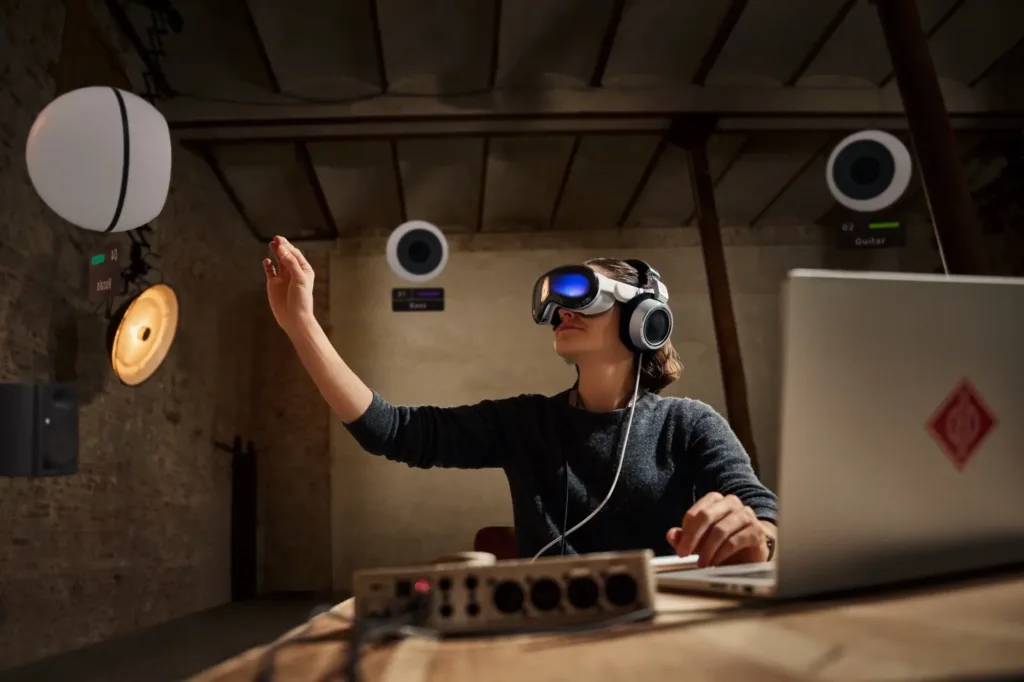 Musikproduzentin bedient Neumann VIS mit Apple Vision Pro und einer Handgeste