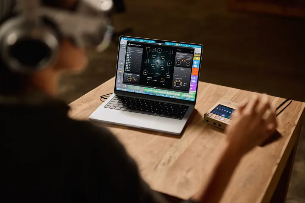 Laptop mit Neumann Software für immersives Audiomonitoring neben dem MT 48 Audio-Interface