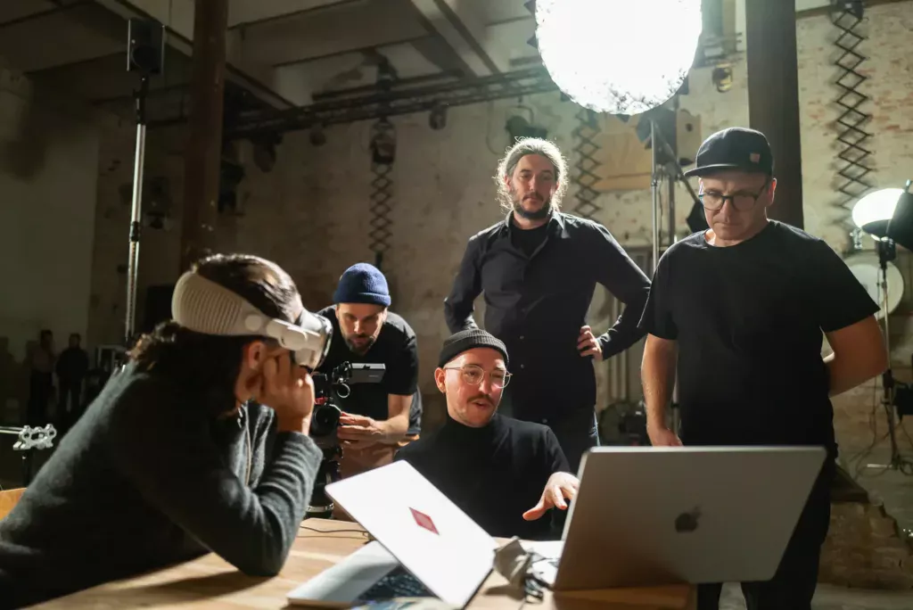 Filmteam bespricht eine Szene mit Apple Vision Pro und Neumann VIS