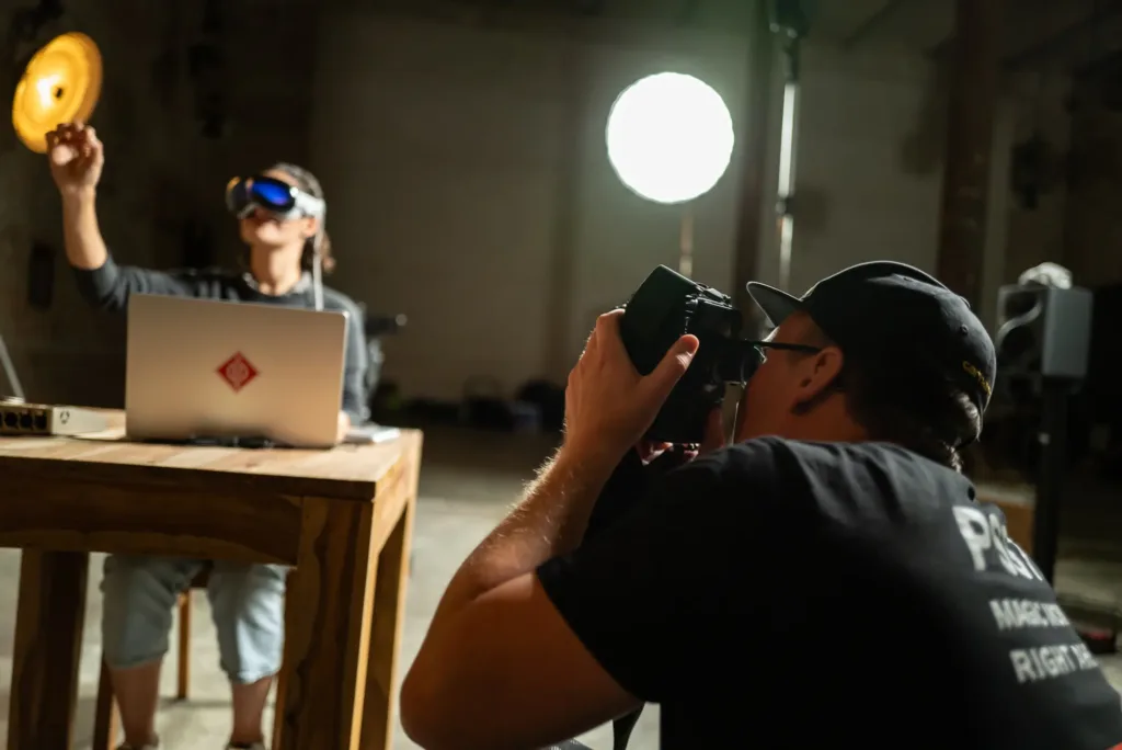 Fotograf fotografiert die Anwendung von Neumann VIS mit Apple Vision Pro